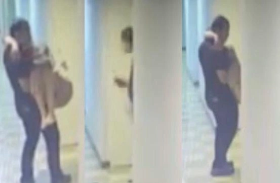 Nghi phạm mặc đồ đen đưa nữ diễn viên ra rồi lại vào phòng. Ảnh: Khaosod