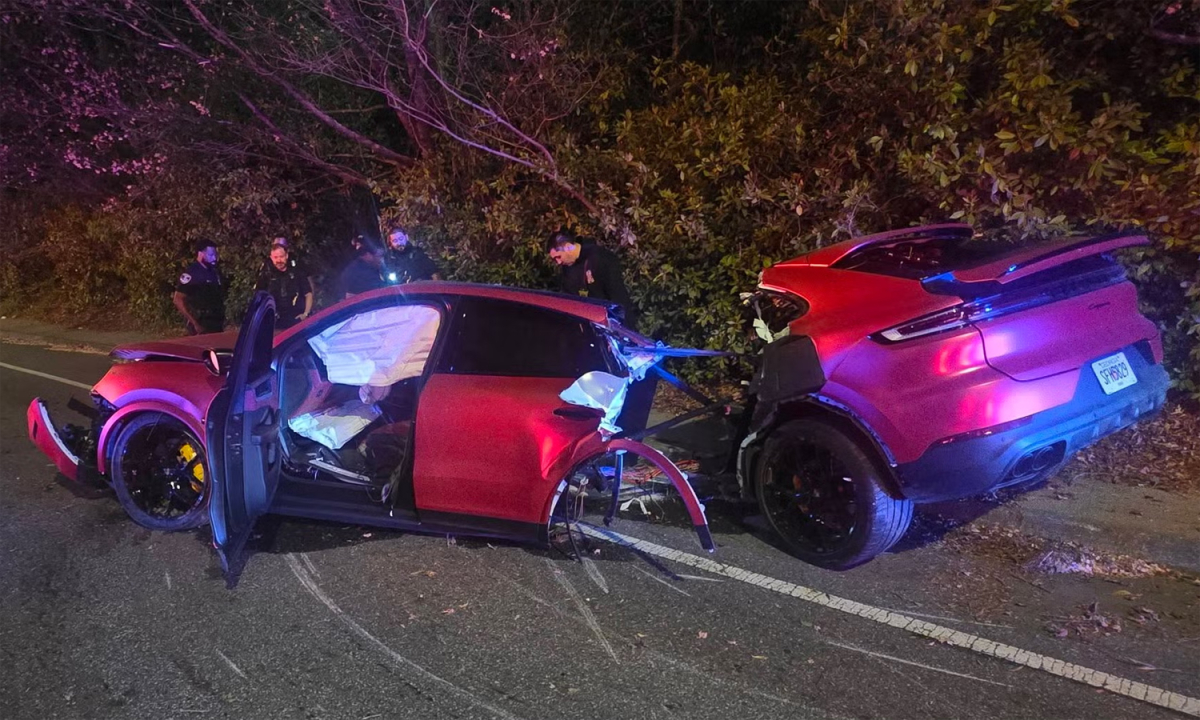 SUV thể thao gãy đôi sau va chạm, tài xế thoát nạn