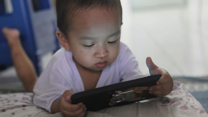 Một trẻ em sử dụng smartphone. Ảnh: Unsplash