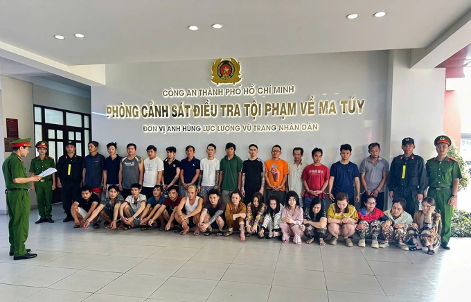 Những người bị bắt trong đường dây ma túy. Ảnh: Công an TP HCM