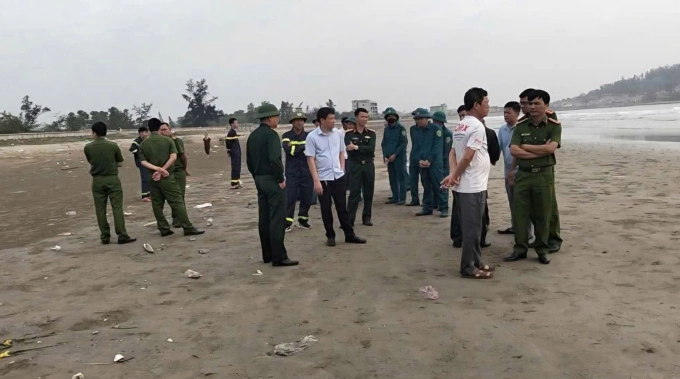 Các lực lượng công an, dân quân tự vệ được triển khai hỗ trợ gia đình nạn nhân. Ảnh: Lam Sơn