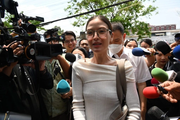 Diễn viên - người mẫu Christine đến đồn cảnh sát ngày 1/4. Ảnh: Khaosod