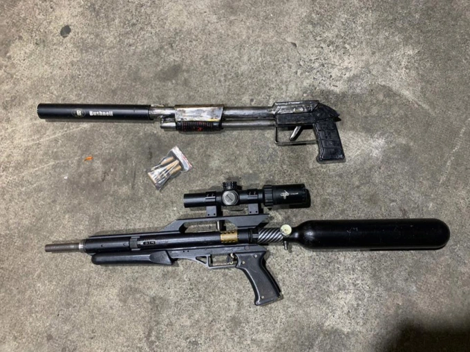 Hai khẩu súng tự chế bị thu giữ. Ảnh: Công an TP HCM