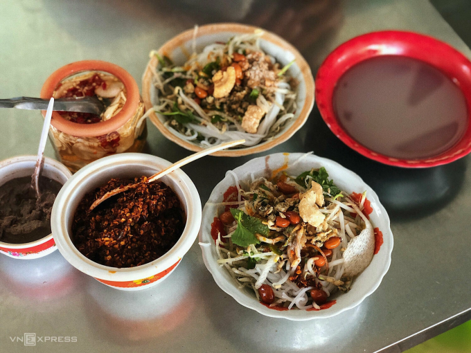 Cơm Hến là món ăn đậm bản sắc địa phương. Ảnh: Ngân Dương