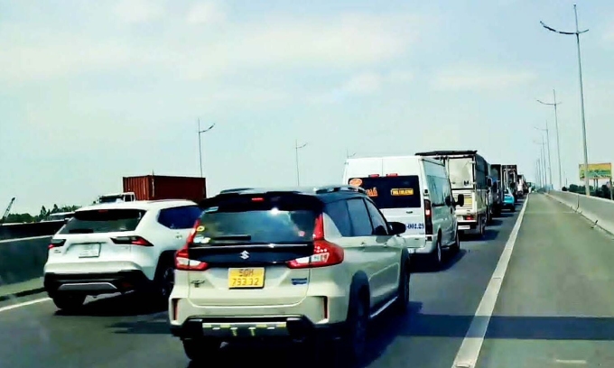 Cao tốc TP HCM - Trung Lương kẹt xe kéo dài. Ảnh: Nam An