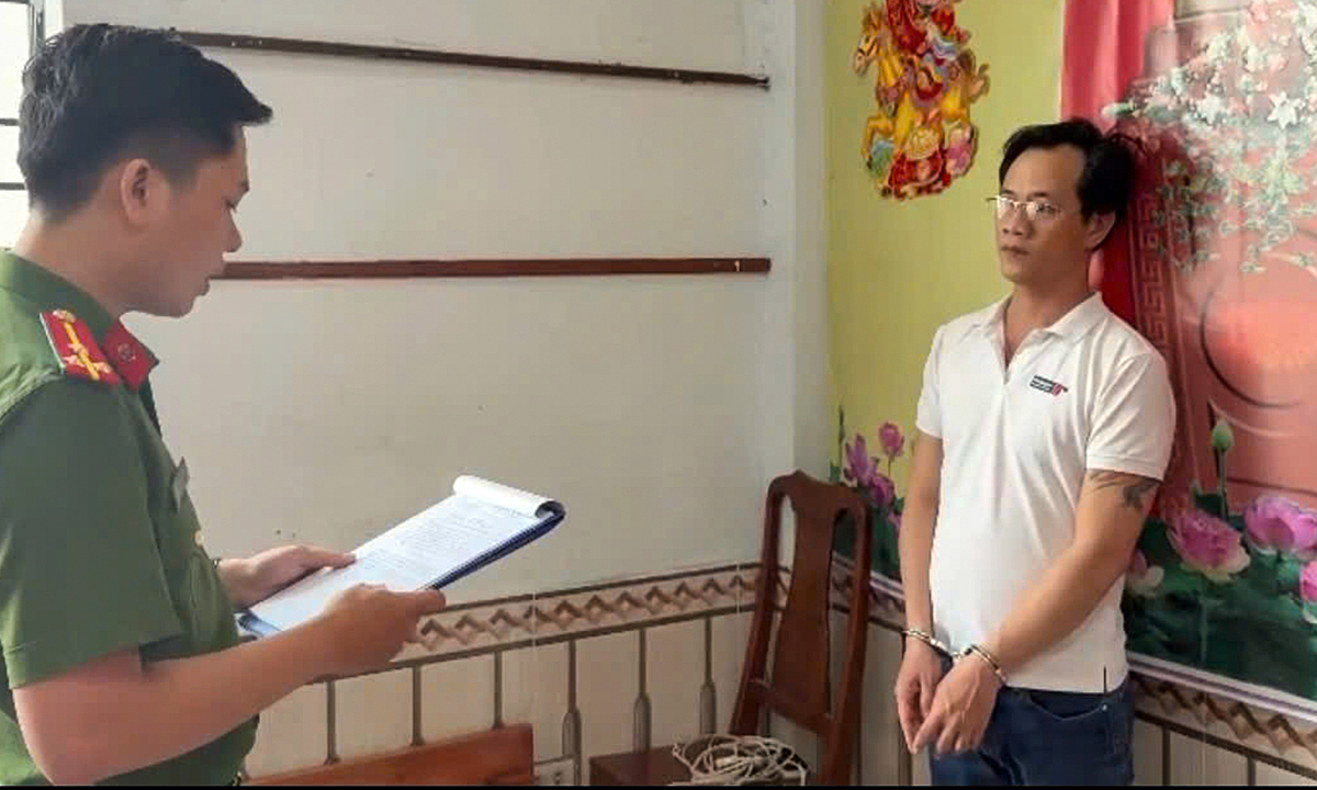 Lập kế hoạch lừa tiền bạn học cũ sau lần họp lớp