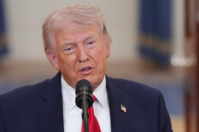 Tổng thống Donald Trump phát biểu trước toàn quốc từ đại sảnh ở Nhà Trắng ngày 1/4. Ảnh: AP