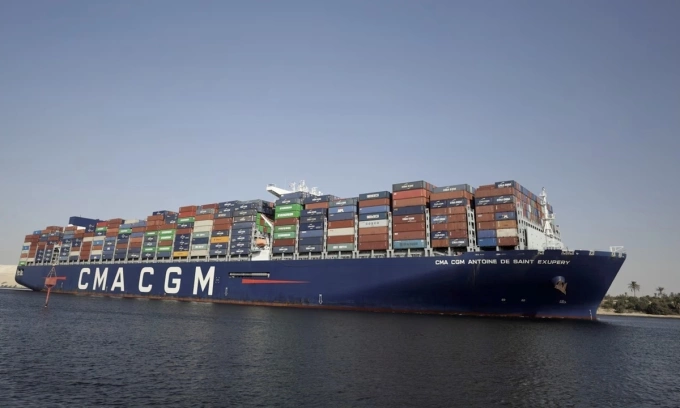 Một tàu hàng của hãng CMA CGM đi qua kênh đào Suez, Ai Cập, hồi năm 2021. Ảnh: Reuters