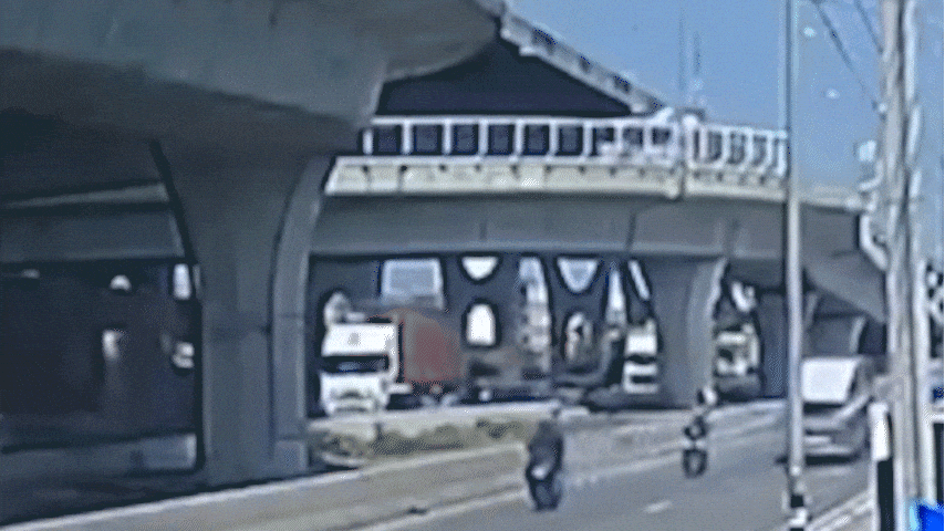 Xe bồn rơi từ cầu vượt xuống đường ở Bangkok