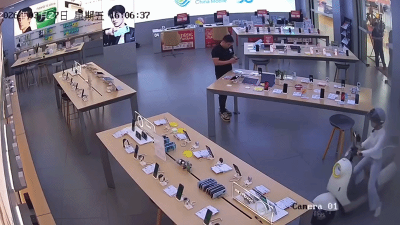 Khách nữ chạy xe điện vào tận cửa hàng mua điện thoại