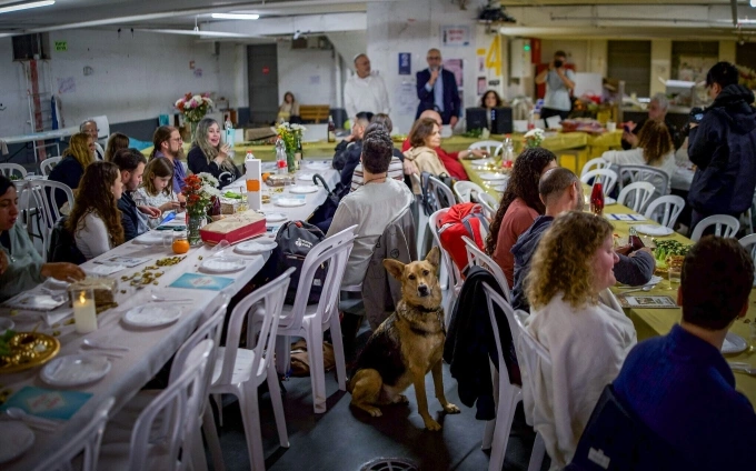 Người dân Israel tổ chức tiệc tối lễ Vượt Qua dưới một hầm đỗ xe được sử dụng làm hầm trú ẩn công cộng ngày 1/4. Ảnh: Flash90