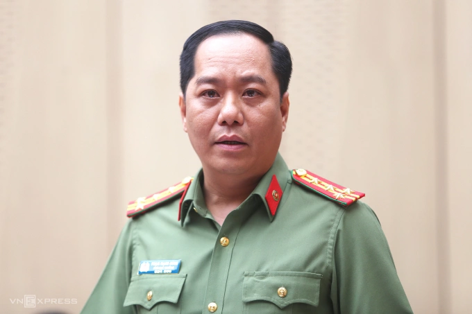 Đại tá Phạm Mạnh Hùng tại họp báo, chiều 3/4. Ảnh: Phạm Dự