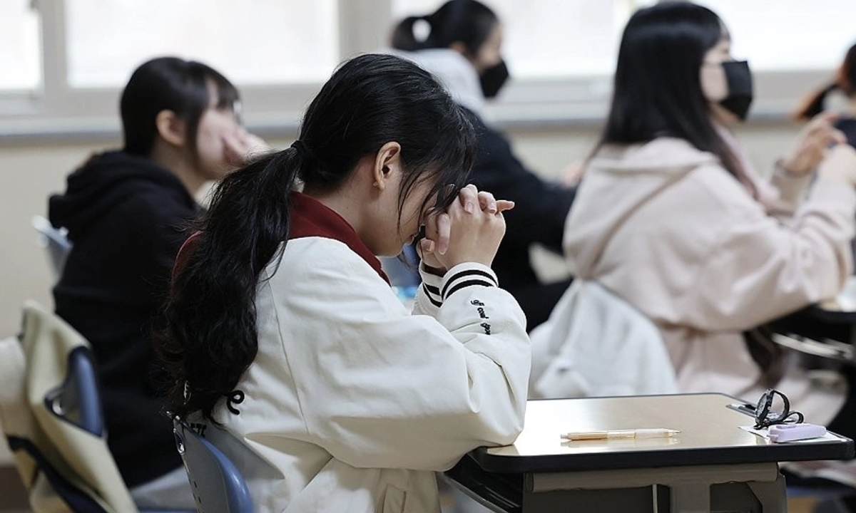 Nước châu Á nào cấm máy bay cất, hạ cánh trong ngày thi đại học?