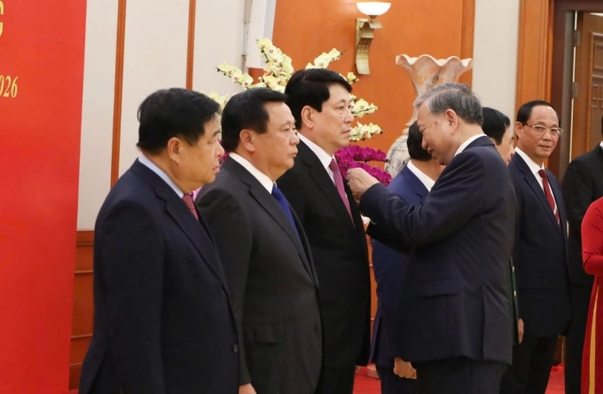 Tổng Bí thư tô Lâm trao huân chương Quân công hạng nhất tặng Chủ tịch nước Lương Cường, chiều 3/4. Ảnh: Cổng thông tin Đảng Cộng sản