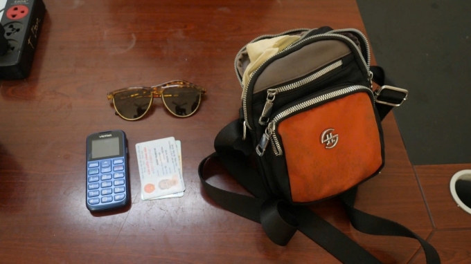 Chiếc túi mà nhóm cướp giật được của cụ bà ngồi xe lăn. Ảnh: Công an cung cấp