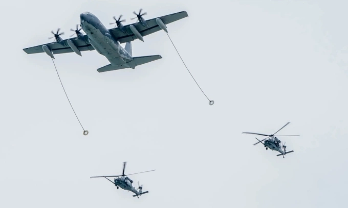 Máy bay HC-130J Combat King II cùng hai chiếc HH-60G Pave Hawk thực hiện mô phỏng kỹ thuật tiếp nhiên liệu trên không tại Triển lãm Hàng không Cocoa Beach 2025. Ảnh: Defence-blog