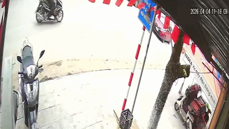 Ôtô húc văng phụ nữ đi xe máy, lao lên vỉa hè