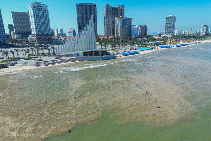 Lớp váng nổi ở khu vực tháp Tam Thắng. Ảnh: Trường Hà