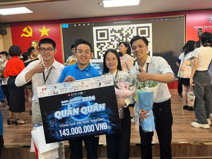 Ngọc Anh và bạn đạt quán quân Data Science Talent Competition (Tìm kiếm tài năng khoa học dữ liệu) 2024. Ảnh: Nhân vật cung cấp