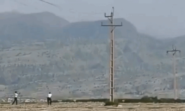 Khoảnh khắc trực thăng Mỹ bị nhắm bắn khi bay thấp ở Iran