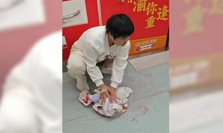 Nôn ra máu trên tàu điện, cô gái được quyên góp tiền chữa bệnh