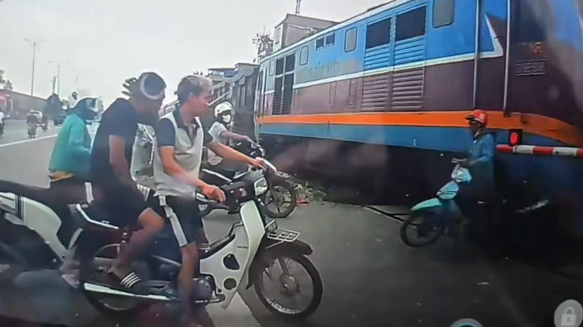 Người đàn ông thoát chết khi cố vượt barie chắn tàu