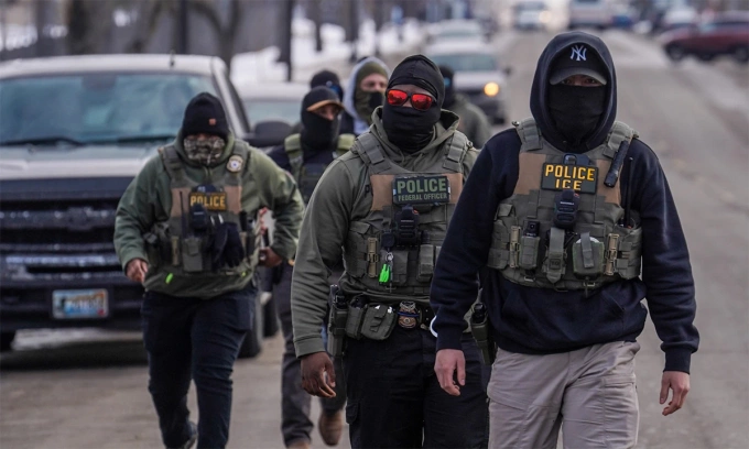 Đặc vụ liên bang Mỹ đi tuần tại thành phố Minneapolis, bang Minnesota ngày 5/2. Ảnh: AP