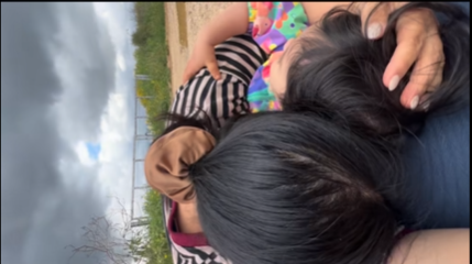 Người mẹ Việt kể khoảnh khắc ôm con dưới tầm tên lửa