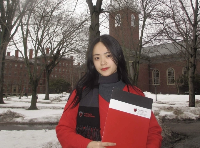 Vũ Hà Châu trong khuôn viên Đại học Harvard, Mỹ. Ảnh: Nhân vật cung cấp