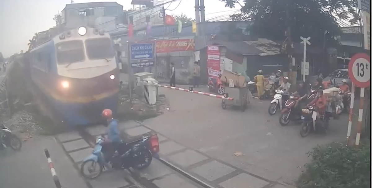 Bị tàu hỏa tông khi nghe điện thoại, vượt rào chắn