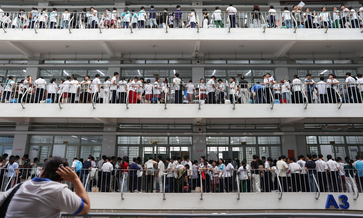 Hơn 137.000 thí sinh bắt đầu cuộc đua vào đại học lớn nhất phía Nam