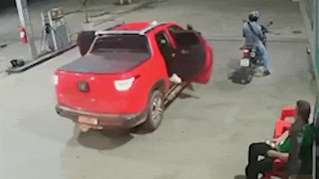 Băng cướp có vũ trang xông vào trạm xăng ở Brazil lấy tài sản