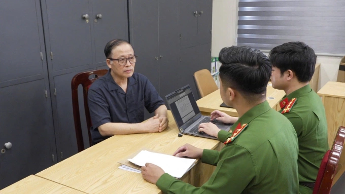 Ông Vũ Minh Châu tại cơ quan điều tra. Ảnh: Công an Hà Nội