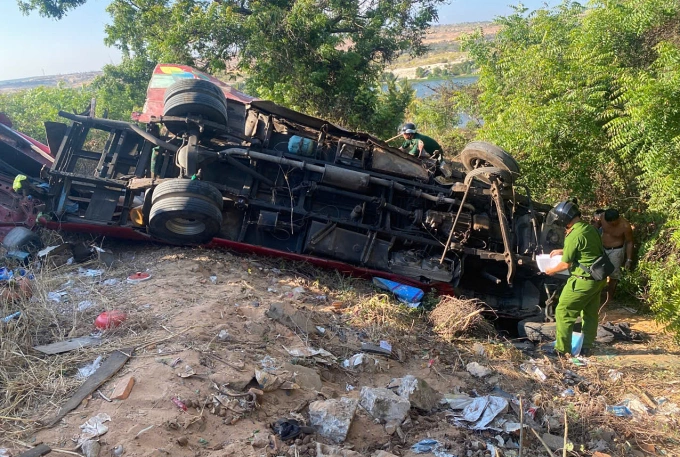 Chiếc xe khách bị lật ở hiện trường. Ảnh: Hồng Lâm