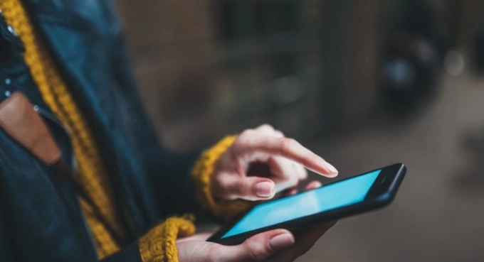 Một người dùng smartphone nơi công cộng. Ảnh: Bigstock