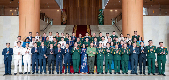 Lãnh đạo Bộ Quốc phòng, Bộ Công an và thành viên Ủy ban Quốc phòng, An ninh và Đối ngoại chụp ảnh. Ảnh: Hoàng Phong