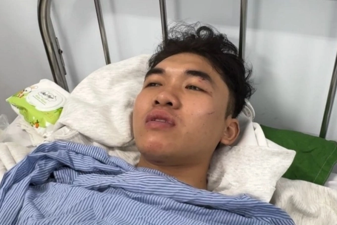 Thợ lặn Đỗ Tuấn Kiệt bị thương, đang điều trị tại Bệnh viện Đa khoa Bình Thuận. Ảnh: Khải Nguyên