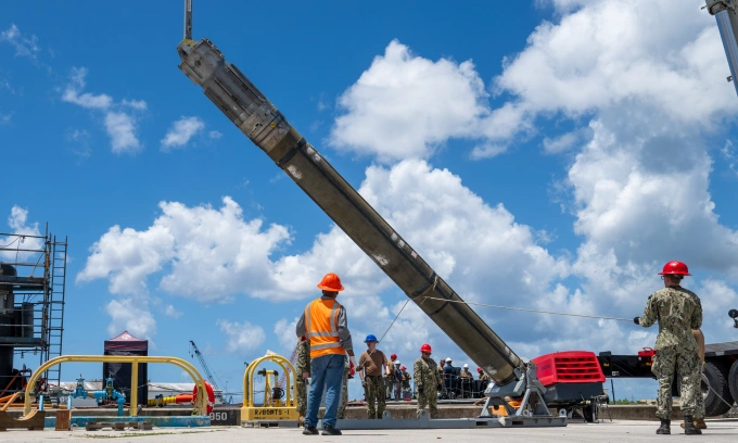 Tên lửa Tomahawk đang được nạp cho tàu ngầm tấn công nhanh USS Jefferson City tại căn cứ ở đảo Guam tháng 6/2025. Ảnh: US Navy