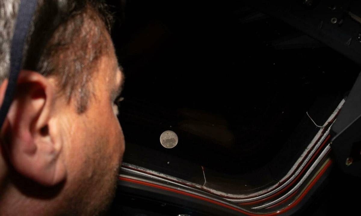 Artemis II bay qua phía sau Mặt Trăng, phá kỷ lục 'bay xa Trái Đất nhất'