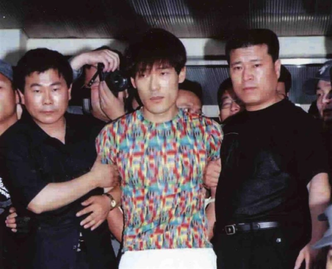 Shin Chang-won is arrested after his 907-day-long run at an apartment in Suncheon, South Jeolla, in July 1999.