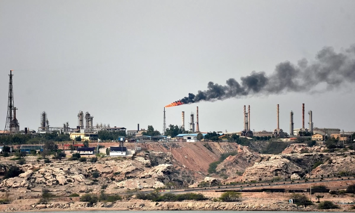 Mỹ không kích đảo Kharg của Iran