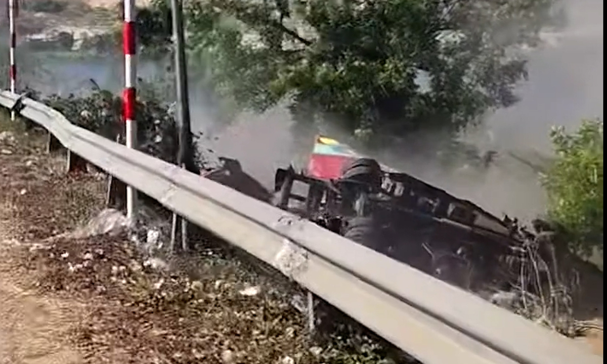 Tiếng động lớn khi xe chở 16 thợ lặn lao xuống vực