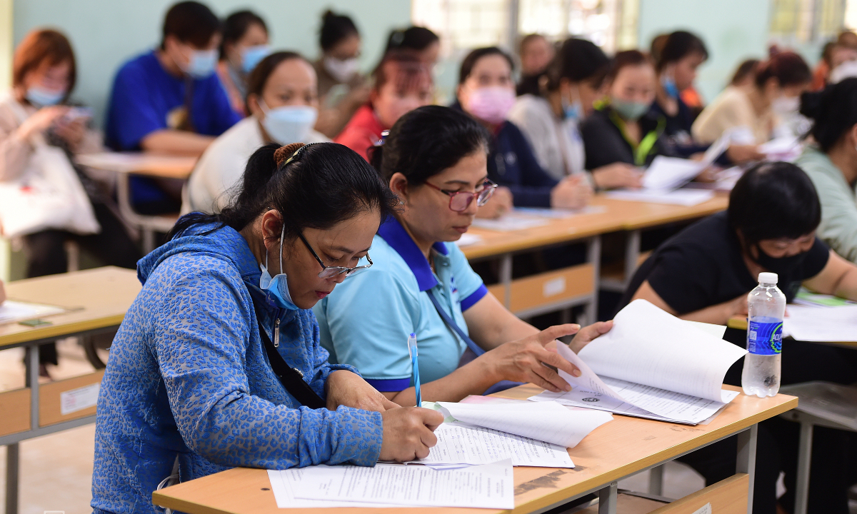 Lao động trung niên tìm việc nhiều nhưng thị trường chuộng người trẻ