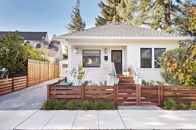 Một căn nhà với hàng rào gỗ ngăn cách với nhà hàng xóm ở Mỹ. Ảnh: Yahoo News