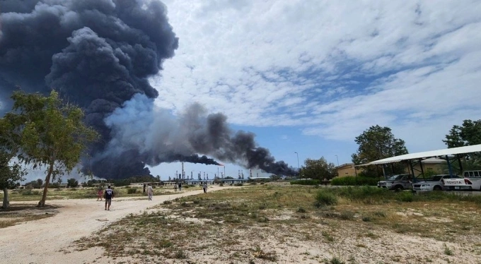 Khói bốc lên từ nơi được cho là nhà máy lọc dầu trên đảo Lavan, Iran hôm 8/4. Ảnh: X/ AMK Mapping