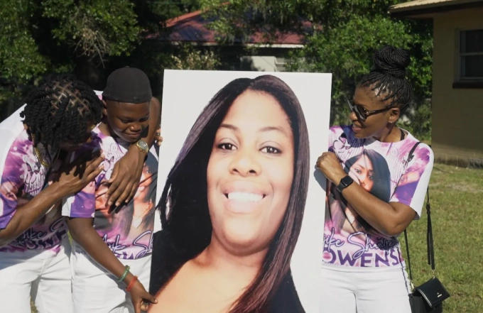 Gia đình tưởng niệm Ajike AJ Owens. Ảnh: Netflix