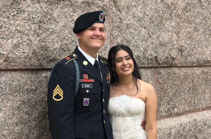 Annie Ramos (phải) cùng chồng Matthew Blank làm đám cưới vào tháng 3. Ảnh: AP