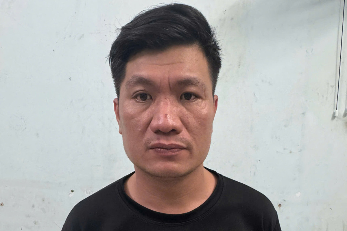 Người đánh, nhổ nước bọt vào phụ nữ bị tạm giữ