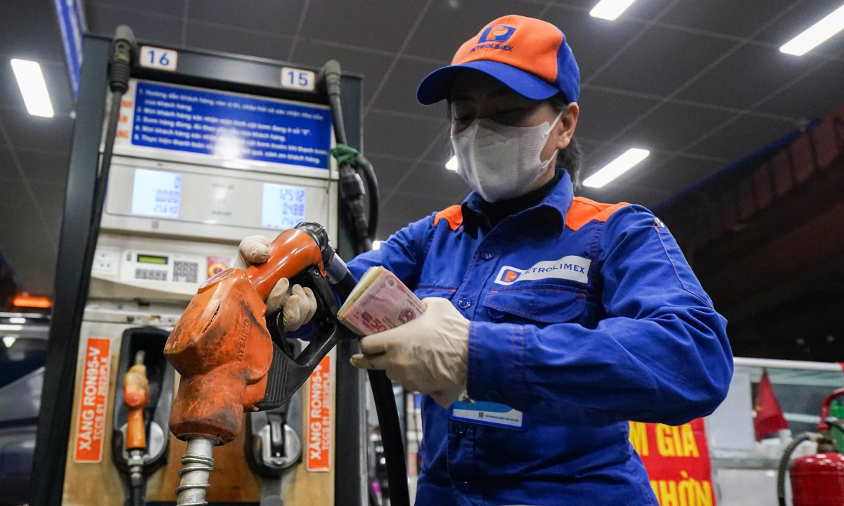 Điểm tin 17h: Nghiên cứu sửa đổi tổng thể Hiến pháp | Giá dầu diesel hạ gần 10.000 đồng một lít