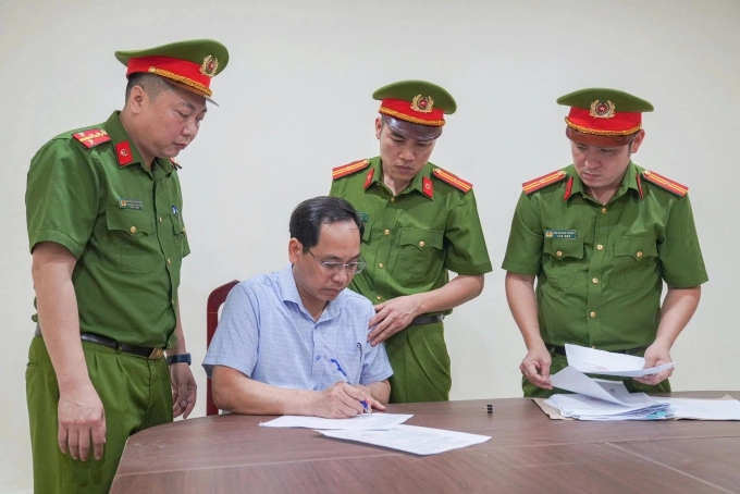 Bị can Trần Thu Đông nhận quyết định khởi tố. Ảnh: Công an cung cấp